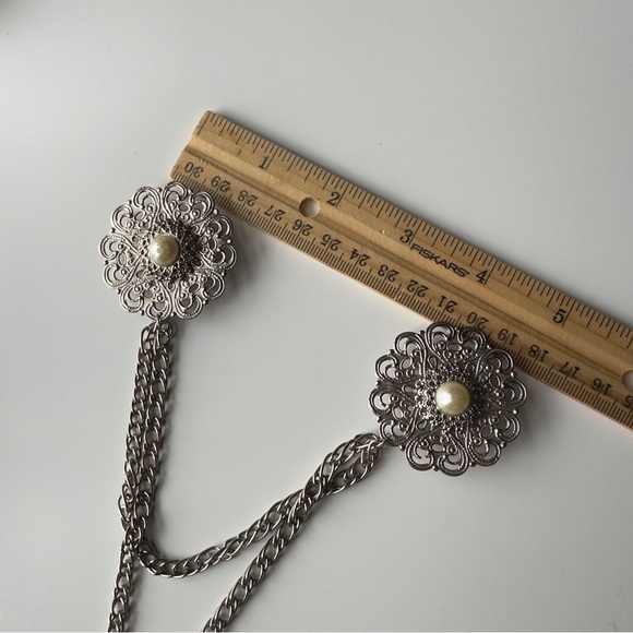 Vintage Silver Tone Pierced Metal and Faux Pearl Flower Duo Brooch pin - Picture 4 of 7